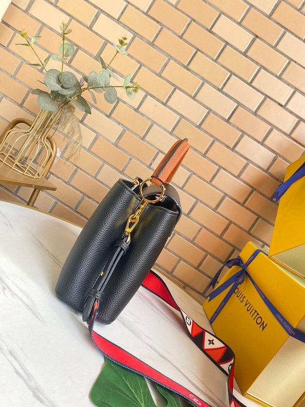 ルイヴィトンバッグ背面デザイン